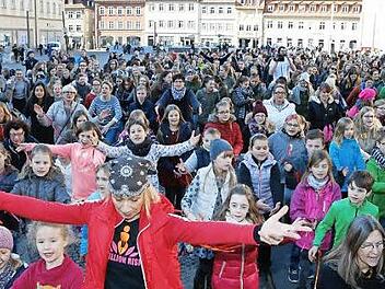 Die Tanzpädagogin Dany Rüger (vorne) und ihre Schüler tanzen auf dem Maxplatz gemeinsam gegen Gewalt an Frauen und Mädchen. Fotos: Matthias Hoch
