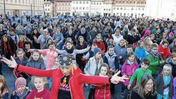 Die Tanzpädagogin Dany Rüger (vorne) und ihre Schüler tanzen auf dem Maxplatz gemeinsam gegen Gewalt an Frauen und Mädchen. Fotos: Matthias Hoch