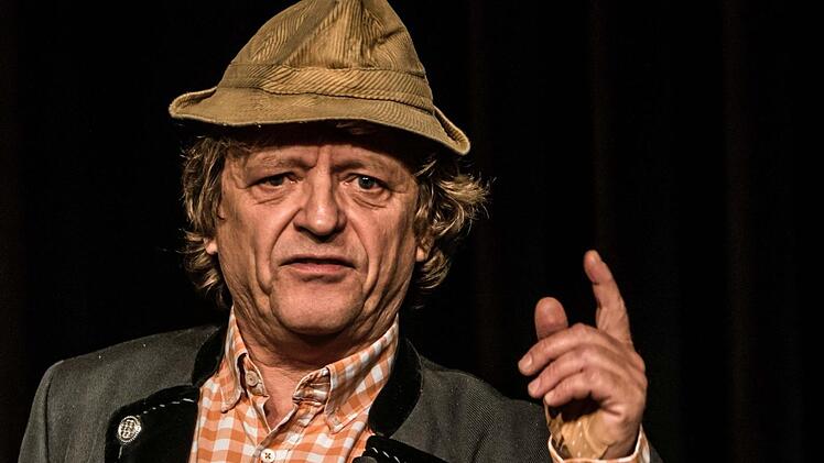 Wie der Kabarettist Frank-Markus Barwasser im ausverkauften Kongresshaus die Bühne zur Kanzel werden lässt.