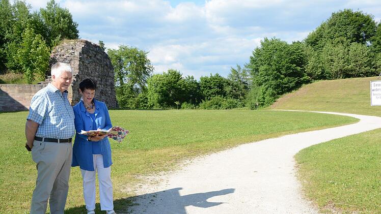 Schon zu Beginn der 1990er Jahre gab es Pläne, die ehemals vom Reit- und Fahrverein genutzten Flächen hinter der Plassenburg zur Parkplätzen zu machen. MdLReinhold Strobl vom Landesdenkmalrat verschaffte sich in Begleitung von Landtagsvizepräsidentin Inge Aures (SPD) einen Eindruck von der Situation. Foto: Dagmar Besand