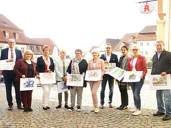 Neun Zeiler Hobby-Maler haben zur 1000-Jahr-Feier 2018 einen Kunstkalender gestaltet. Am Dienstag wurde der Kalender offiziell vorgestellt. Unser Bild zeigt (von links) Bürgermeister Thomas Stadelmann, Anita Huppmann, Beate Brand, Gerda-Maria Wölfel, Inge Ender, Dorothea Hauck, Projektkoordinator Andreas Holch von Holch Medien Ebelsbach, Stefanie Merkl, Heidemarie Schubert und Erwin Barthelmes. Hans Hetterich, ebenfalls mit zwei Bildern vertreten, ist derzeit im Urlaub und fehlt daher auf dem...
