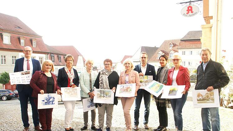 Neun Zeiler Hobby-Maler haben zur 1000-Jahr-Feier 2018 einen Kunstkalender gestaltet. Am Dienstag wurde der Kalender offiziell vorgestellt. Unser Bild zeigt (von links) Bürgermeister Thomas Stadelmann, Anita Huppmann, Beate Brand, Gerda-Maria Wölfel, Inge Ender, Dorothea Hauck, Projektkoordinator Andreas Holch von Holch Medien Ebelsbach, Stefanie Merkl, Heidemarie Schubert und Erwin Barthelmes. Hans Hetterich, ebenfalls mit zwei Bildern vertreten, ist derzeit im Urlaub und fehlt daher auf dem...