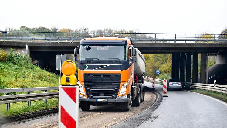 Die B22 im Bereich der A-70-Anschlussstelle ist bereits abgefräst. Foto: Ronald Rinklef