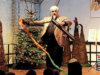 Rudy Christl, der Zauberer und Magier aus Regensburg, begeisterte die großen und kleinen Zuschauer beim ersten Türchen des Lebendigen Adventskalenders. Foto: Richard Sänger