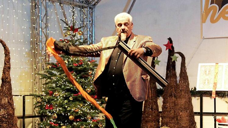 Rudy Christl, der Zauberer und Magier aus Regensburg, begeisterte die großen und kleinen Zuschauer beim ersten Türchen des Lebendigen Adventskalenders. Foto: Richard Sänger