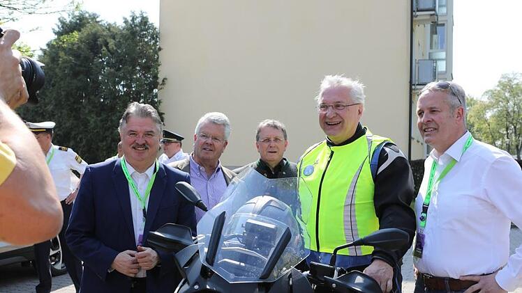 Vor dem Korso fand eine Pressekonferenz mit Innenminister Herrmann, Veranstaltern und politischer Prominenz statt.  Foto: Barbara Herbst