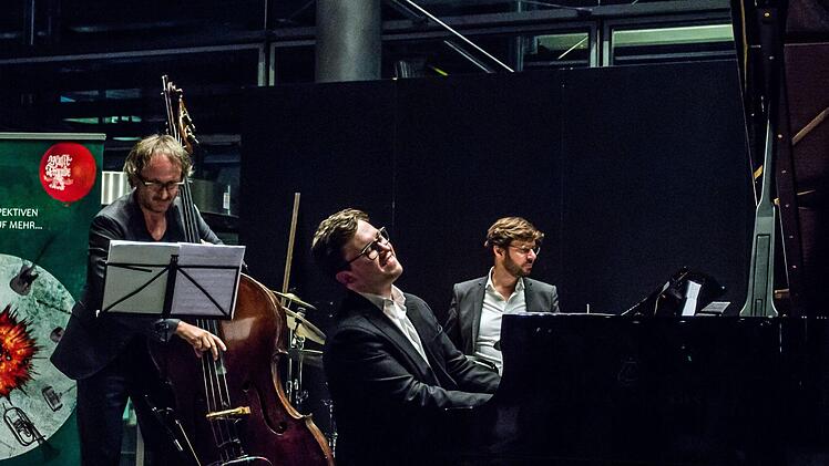 Jazzabend bei den Musikfreunden: Mini Schulz, Frank Dupree und Obi Jenne (von links) gastierten im HUK-Foyer auf der Bertelsdorfer Höhe.Foto: Jochen Berger