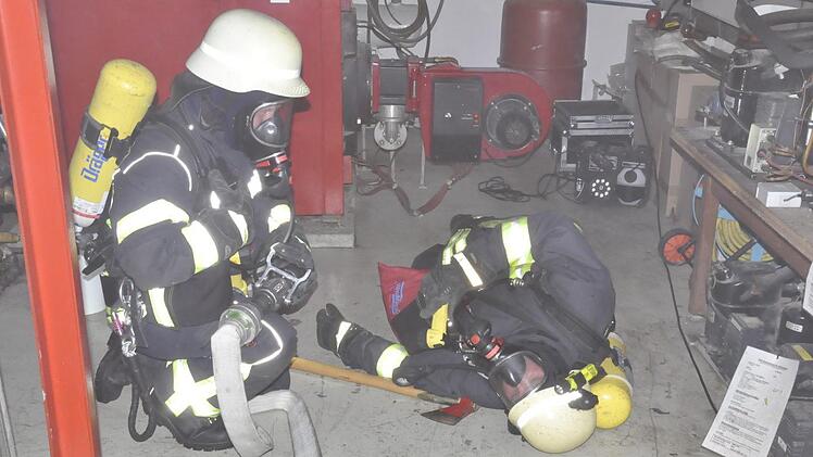 Ein verletzter Atemschutzträger musste aus dem brennenden Keller gerettet werden. Foto: Peter Klopf