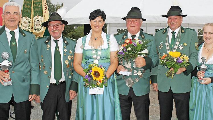 Das neue K&ouml;nigshaus der Gr&uuml;ber Sch&uuml;tzen (von links): Rolf Zapf, Joachim Welsch, Barbara Florsch&uuml;tz, Rainer Wolniczak, Manfred Florsch&uuml;tz und Carina Cervenka