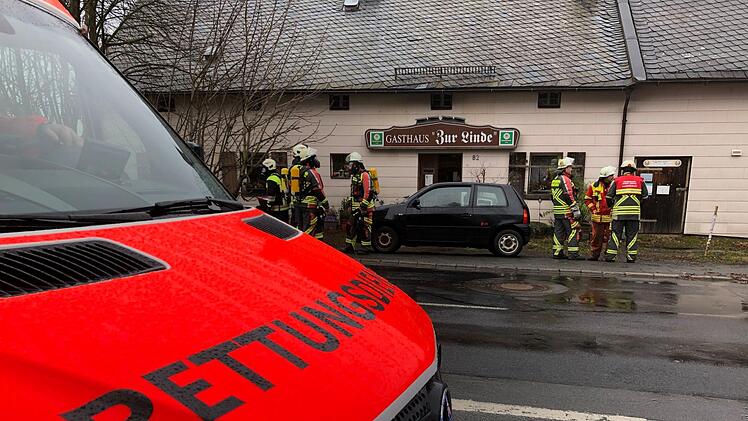 Feuerwehreinsatz in Regnitzlosau: Am Gasthaus "Zur Linde'" war ein Brand ausgebrochen. Foto: NEWS5 / Fricke
