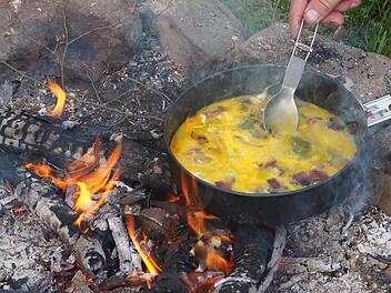 Es muss nicht immer das Steak sein: Eier, Kartoffeln oder Stockbrot lassen sich super auf dem Feuer zubereiten.  Foto: Archiv/ J&uuml;rgen Schmitt