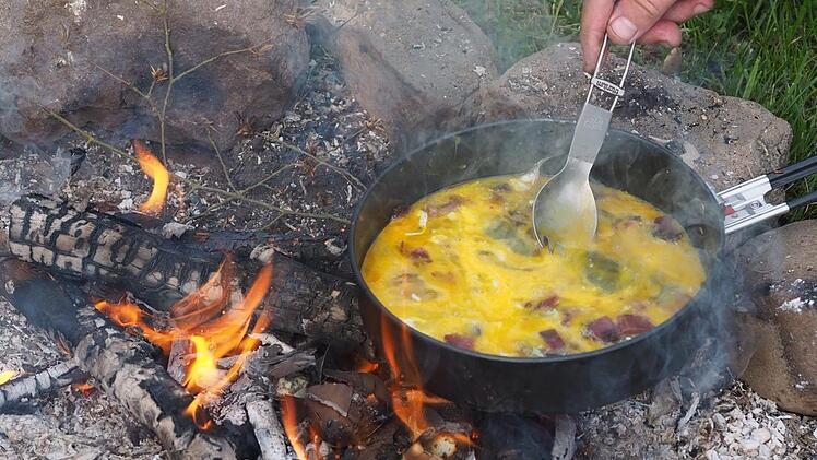 Es muss nicht immer das Steak sein: Eier, Kartoffeln oder Stockbrot lassen sich super auf dem Feuer zubereiten.  Foto: Archiv/ Jürgen Schmitt