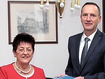 Bürgermeister Michael Ziegler dankte Rosl Pflaum (links) auch namens der Stadt Eltmann und ihrer Bürger für ihr Engagement im sozialen Bereich und sprach ihr Dank und Anerkennung aus.  Foto: Günther Geiling