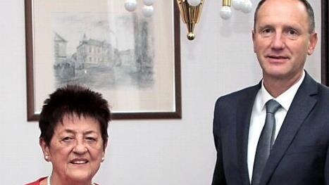 Bürgermeister Michael Ziegler dankte Rosl Pflaum (links) auch namens der Stadt Eltmann und ihrer Bürger für ihr Engagement im sozialen Bereich und sprach ihr Dank und Anerkennung aus.  Foto: Günther Geiling