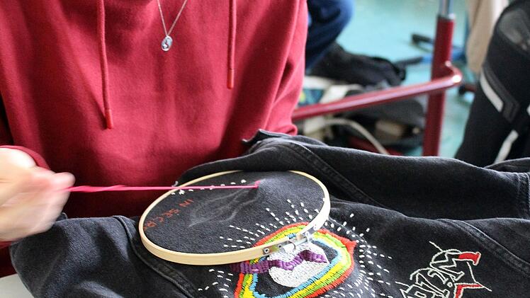 Bamberg: "Begegnung zwischen Schule, Museum und Kunstschaffenden" .- Gestickte Objekte aus dem Kunstunterricht