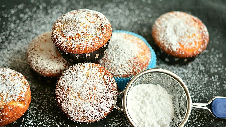 Apfel-Zimt-Muffins mit Puderzucker: eine himmlische Kombination. Apfel-Zimt-Muffins mit Puderzucker: eine himmlische Kombination.