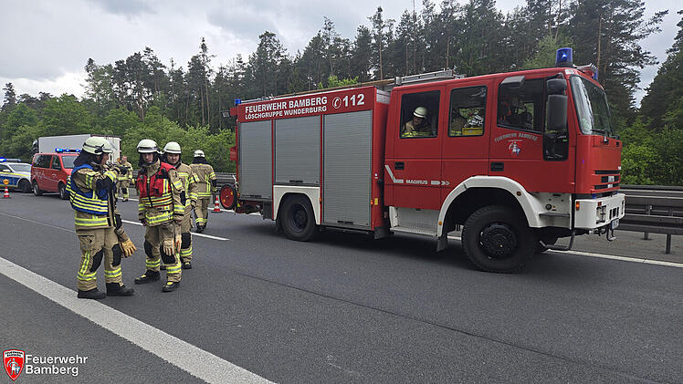 A73 bei Bamberg nach Unfall blockiert: Tr&uuml;mmer f&uuml;hren zu Vollsperrung