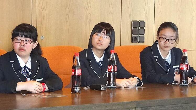 Immer wieder werden die Disziplin und die Höflichkeit der Chinesen gelobt. In ihren Schuluniformen sitzen die Austauschschüler im Sitzungssaal des Rathauses in Ebern, wo sie von Bürgermeister Robert Herrmann empfangen werden, lauschen drei der Schülerinnen aufmerksam den Worten ihrer Gastgeber. Auch die Demokratie und Entscheidungen durch die Mehrheit kamen bei dieser Gelegenheit zur Sprache.