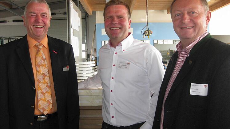 Kreishandwerksmeister Werner Paltian, Inhaber der Firma Möbel und Raum und Gastgeber, Thomas Schuhmann, Landrat Thomas Bold (von links)