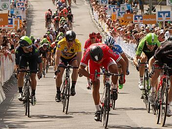 Zielsprint in Ebern: Während der spätere Sieger Sam Bennett (rechts) und der Franzose Nacer Bouhanni (rotes Trikot, daneben) noch um Platz 1 kämpfen, hat der deutsche Topstar John Degenkolb (Zweiter von links im Gelben Trikot) bereits erkannt, dass der Tagessieg für ihn diesmal nicht mehr drin ist.