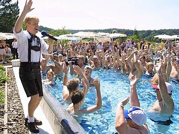 Stimmung, Spaß und gute Laune. Der am kommenden Sonntag aktive "singende Bademeister" ist schon Kult, was das Programm in der "Therme Natur" in Bad Rodach angeht. Mit der neuen Betriebsleitung durch die Sonneberger Bäder GmbH erhoffen sich die Städte Bad Rodach und Coburg sowie der Landkreis neue Impulse, um das Defizit des Bades in den Griff zu bekommen. Foto: CT-Archiv