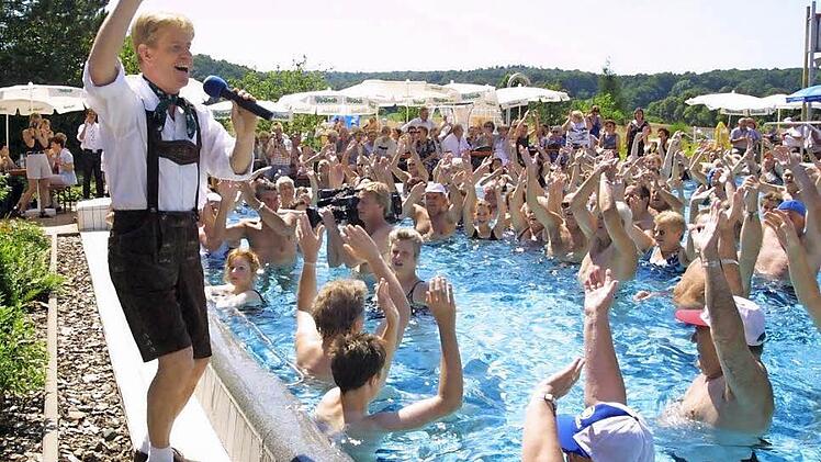 Stimmung, Spaß und gute Laune. Der am kommenden Sonntag aktive "singende Bademeister" ist schon Kult, was das Programm in der "Therme Natur" in Bad Rodach angeht. Mit der neuen Betriebsleitung durch die Sonneberger Bäder GmbH erhoffen sich die Städte Bad Rodach und Coburg sowie der Landkreis neue Impulse, um das Defizit des Bades in den Griff zu bekommen. Foto: CT-Archiv
