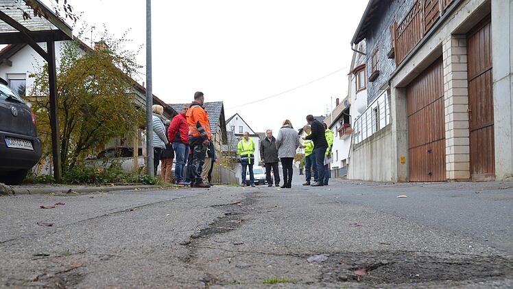 Der Mühlwiesenweg braucht eine neue Fahrbahndecke.