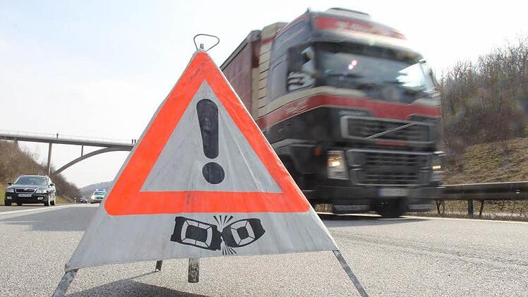 Auf der A73 hat sich ein Geldtransporter überschlagen. Zwei Menschen wurden verletzt.   Foto: Michael Gründel