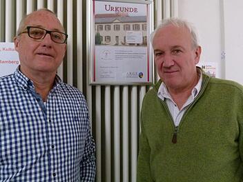 Anton Zahneisen (links) und Wolfgang Budde im Rathaus Geyerswörth, in dem dank der Initiative der A.R.G.E. ein sogenannter Rathauslotse älteren Besuchern über die Treppen hilft. Dafür gab es das Mobilitätssiegel mit Urkunde. Foto: Marion Krüger-Hundrup