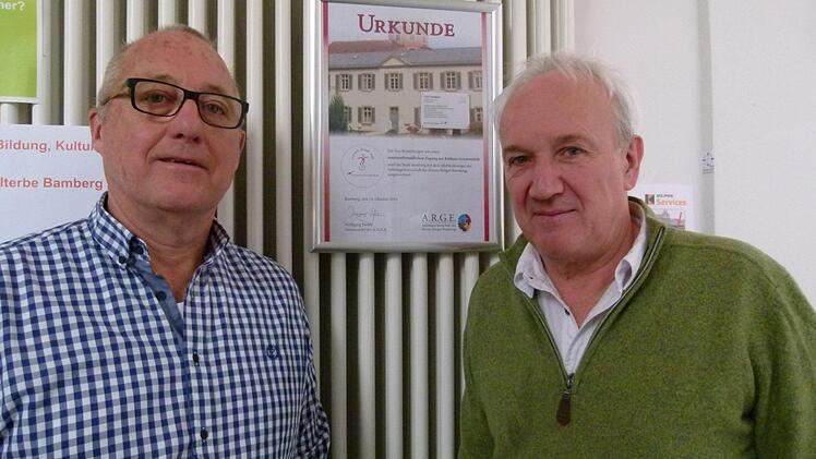 Anton Zahneisen (links) und Wolfgang Budde im Rathaus Geyerswörth, in dem dank der Initiative der A.R.G.E. ein sogenannter Rathauslotse älteren Besuchern über die Treppen hilft. Dafür gab es das Mobilitätssiegel mit Urkunde. Foto: Marion Krüger-Hundrup