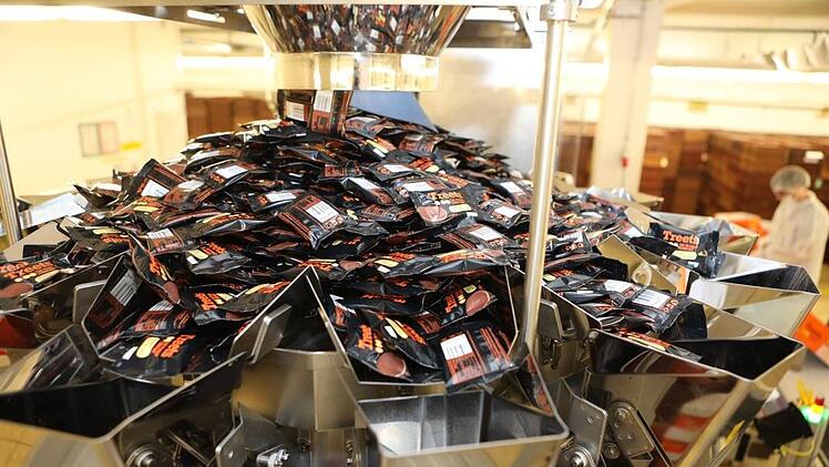 Vieles läuft bei Piasten automatisiert: Hier der Blick auf eine neue Verteilanlage für 22-Gramm-Einheiten von Erdnussbutter-Cups. Foto: Barbara Herbst