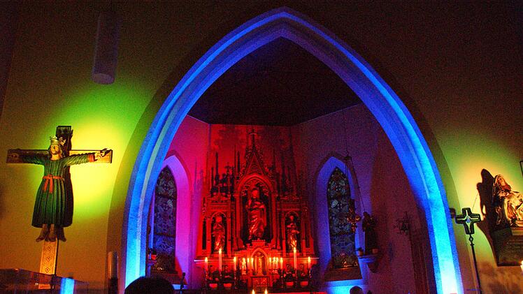 Die illuminierte Kirche  beeindruckte alle Besucher.  Fotos:  Joseph Beck
