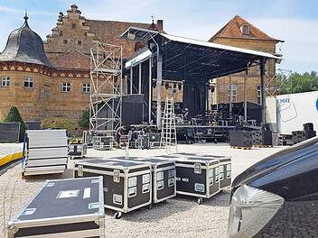 Ein 40-Tonner Sattelschlepper bildet die Basis für die Trailerbühne im Schlosshof von Eyrichshof. Die Bands sind also beim Konzert "auf Achse".