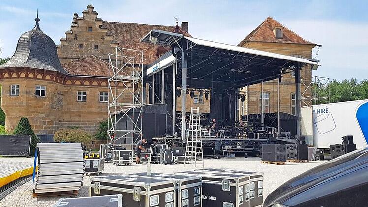 Ein 40-Tonner Sattelschlepper bildet die Basis für die Trailerbühne im Schlosshof von Eyrichshof. Die Bands sind also beim Konzert "auf Achse".
