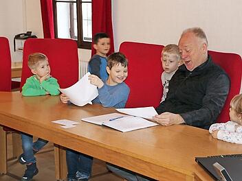 Bürgermeister Helmut Blank sieht sich die Zeichnungen an, die die Kindergartenkinder zum Thema Hundehaufen gemalt haben. Diese werden nun im Rathaus aufgehängt, die Münnerstädter sollen die schönsten küren.  Fotos: Thomas Malz