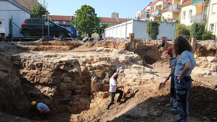 Dort, wo künftig eine Tiefgarage sein soll, haben Arbeiter der Firma Pro Arch in der Birkenfelderstraße einen Teil Bastionsmauer (im Hintergrund des Bildes) freigelegt.