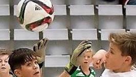 Nachwuchskicker aus renommierten Bundesligavereinen traten regelmäßig in der HUK-Arena gegeneinander an. 2021 fallen die FCC-Turniere aus. Hier eine Szene aus der Partie FC Augsburg gegen Greuther Fürth. Foto: Archiv