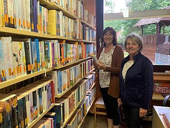 Die Leiterinnen der Familienbücherei St. Maria Magdalena Marianne Fischer (links) und Monika Neiber in ihrem Element. Die Bücherei feiert unter anderem mit einem großen Bücherflohmarkt zum Stadtfest Jubiläum. Foto: Thomas Malz