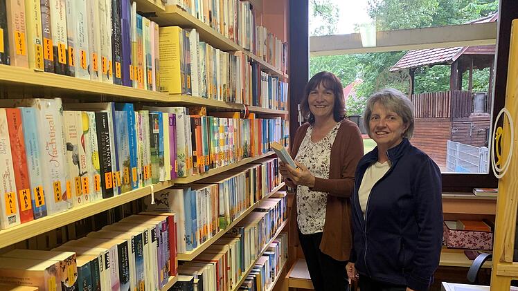 Die Leiterinnen der Familienbücherei St. Maria Magdalena Marianne Fischer (links) und Monika Neiber in ihrem Element. Die Bücherei feiert unter anderem mit einem großen Bücherflohmarkt zum Stadtfest Jubiläum. Foto: Thomas Malz