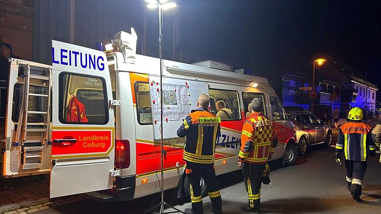 Frohnlach: Feuerwehr-Großeinsatz bei brennender Scheune - 170 Kräfte im Einsatz