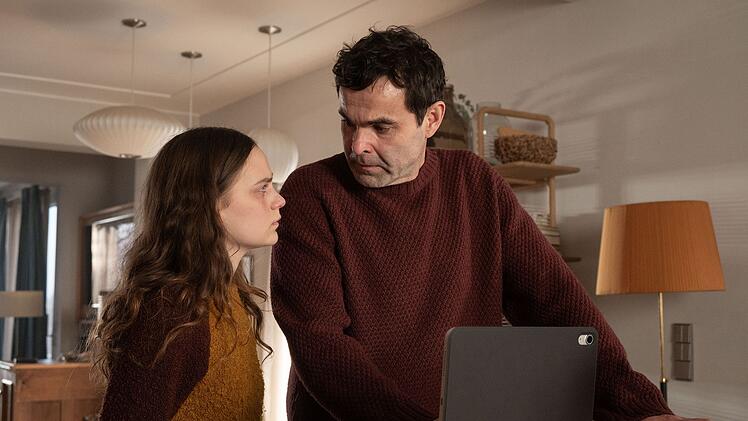 Jasmin (Mariella Aumann) und ihr Stiefvater Benno (Andreas D&ouml;hler) machen sich gro&szlig;e Sorgen um Nicola.