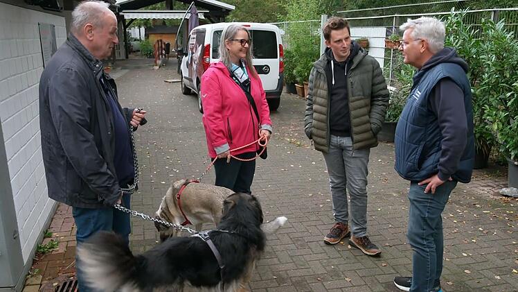 Tatjana und Thomas wollen die beiden zw&ouml;lfj&auml;hrigen Hunde kennenlernen.