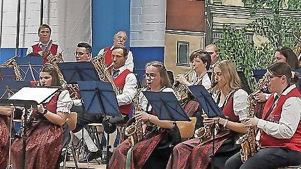 Die Langendorfer Musikanten bei ihrem Auftritt beim Fr&uuml;hlingskonzert.