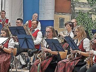 Die Langendorfer Musikanten bei ihrem Auftritt beim Fr&uuml;hlingskonzert.