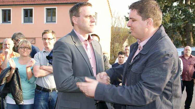 Faire Wahlkämpfer: Alexander Leicht (rechts) war der erste Gratulant bei Matthias Bäuerlein. Leicht verlor ganz knapp die Stichwahl.
