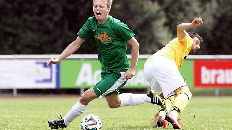 Der Ebensfelder Rainer Dierauf (rechts) foult den Dörfleinser Philipp Ramer Foto: sportpress