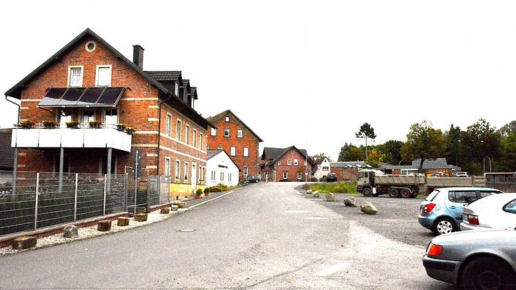 Auf dem Abstellplatz (rechts) stehen in letzter Zeit immer mehr Lkws aus dem Bereich des früheren Ostblocks und verursachen nachts beim Starten Lärm, der von den Anwohnern nicht mehr toleriert wird. dem will man nun mit einfachen Mitteln begegnen. Foto: Schmidt