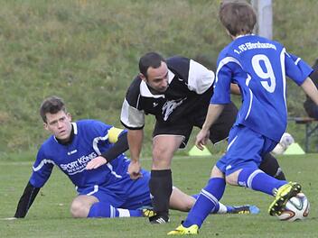 Der nächste Gegner wartet schon: Tobias Heilmann (Mitte) hat zwar den Elfershäuser Kai Kickuth (links) ausgespielt, doch Florian Emmert eilt seinem Mannschaftskapitän zur Hilfe. Foto: san