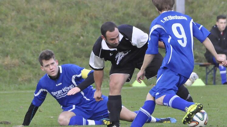 Der nächste Gegner wartet schon: Tobias Heilmann (Mitte) hat zwar den Elfershäuser Kai Kickuth (links) ausgespielt, doch Florian Emmert eilt seinem Mannschaftskapitän zur Hilfe. Foto: san