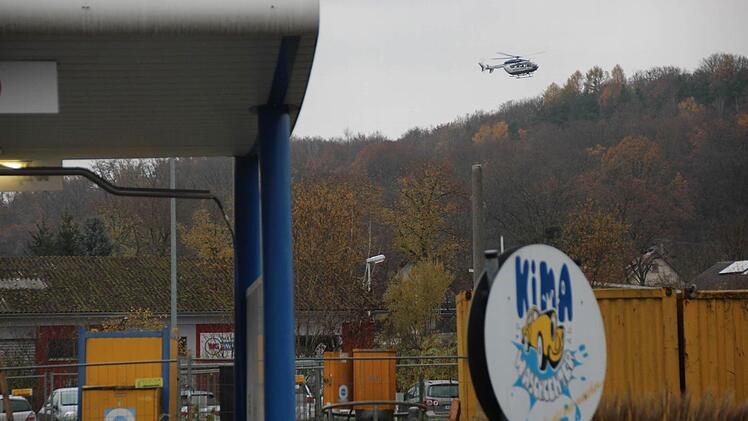 Mit einen Hubschrauber werden die umliegenden Waldgebiete abgesucht. Foto: Benedikt Borst